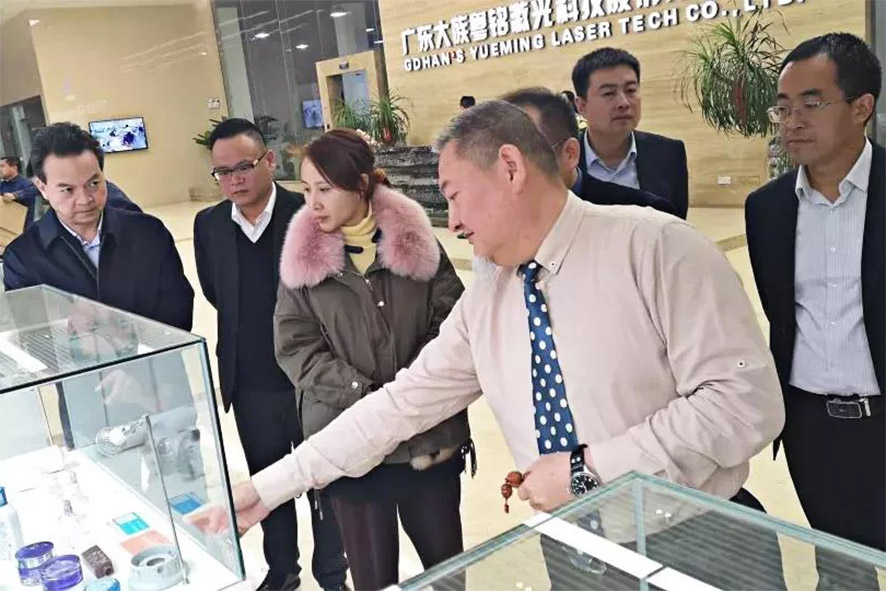 在劉總的陪同下，吳征副縣長參觀了大族粵銘激光集團產品展示廳